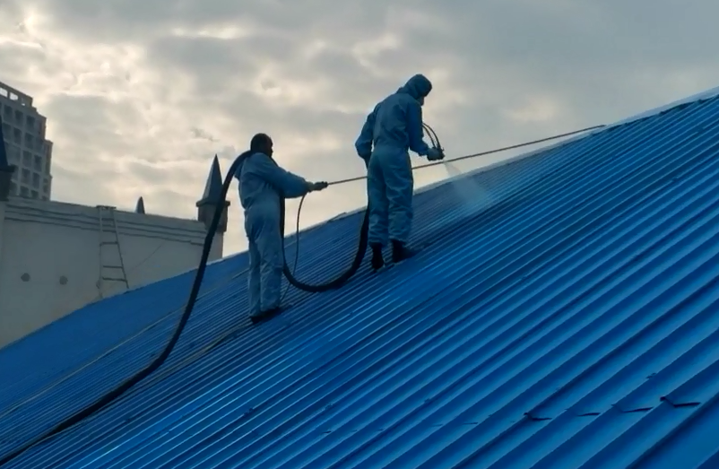 彩鋼瓦房保溫噴涂性?xún)r(jià)比優(yōu)選，京華邦威聚氨酯噴涂設(shè)備廠(chǎng)家！